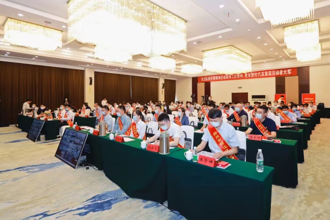 圖1-2、表彰大會(huì)會(huì)場(chǎng).jpg