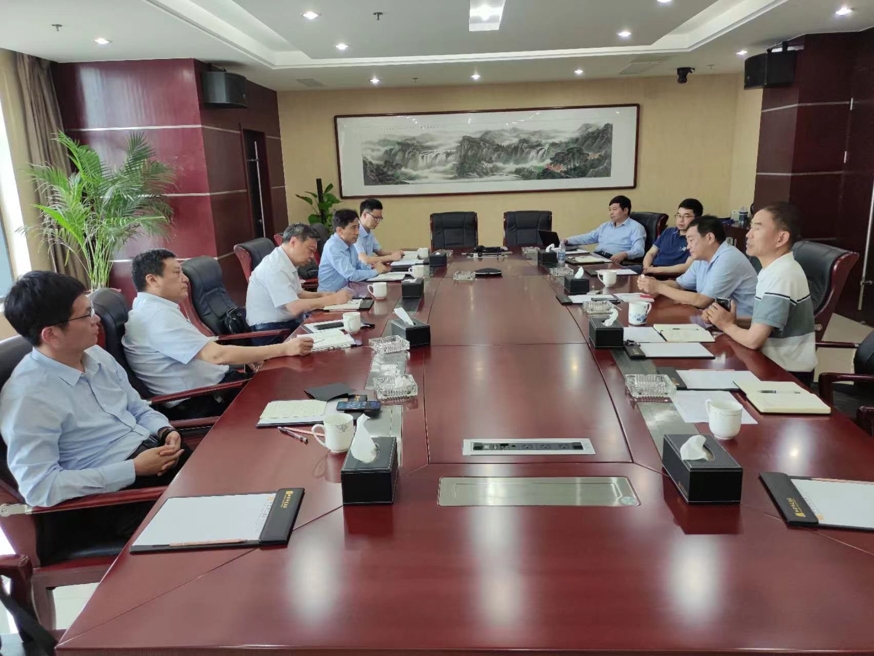 圖1-6、江蘇華建董事長(zhǎng)王宏一行到集團(tuán)公司走訪交流.jpg
