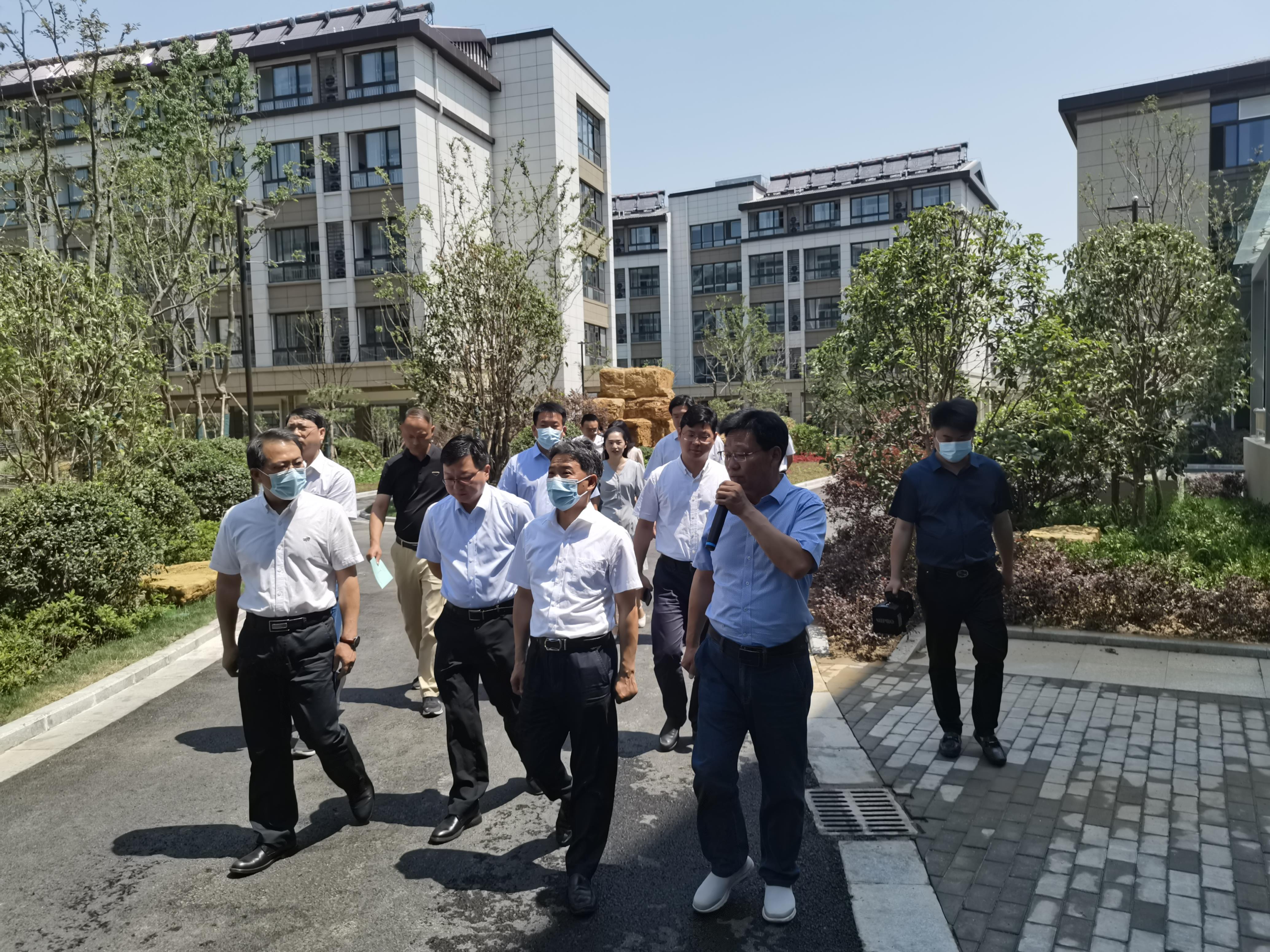 圖1-2、康堯副部長(zhǎng)調(diào)研維揚(yáng)人才公寓項(xiàng)目建設(shè).jpg