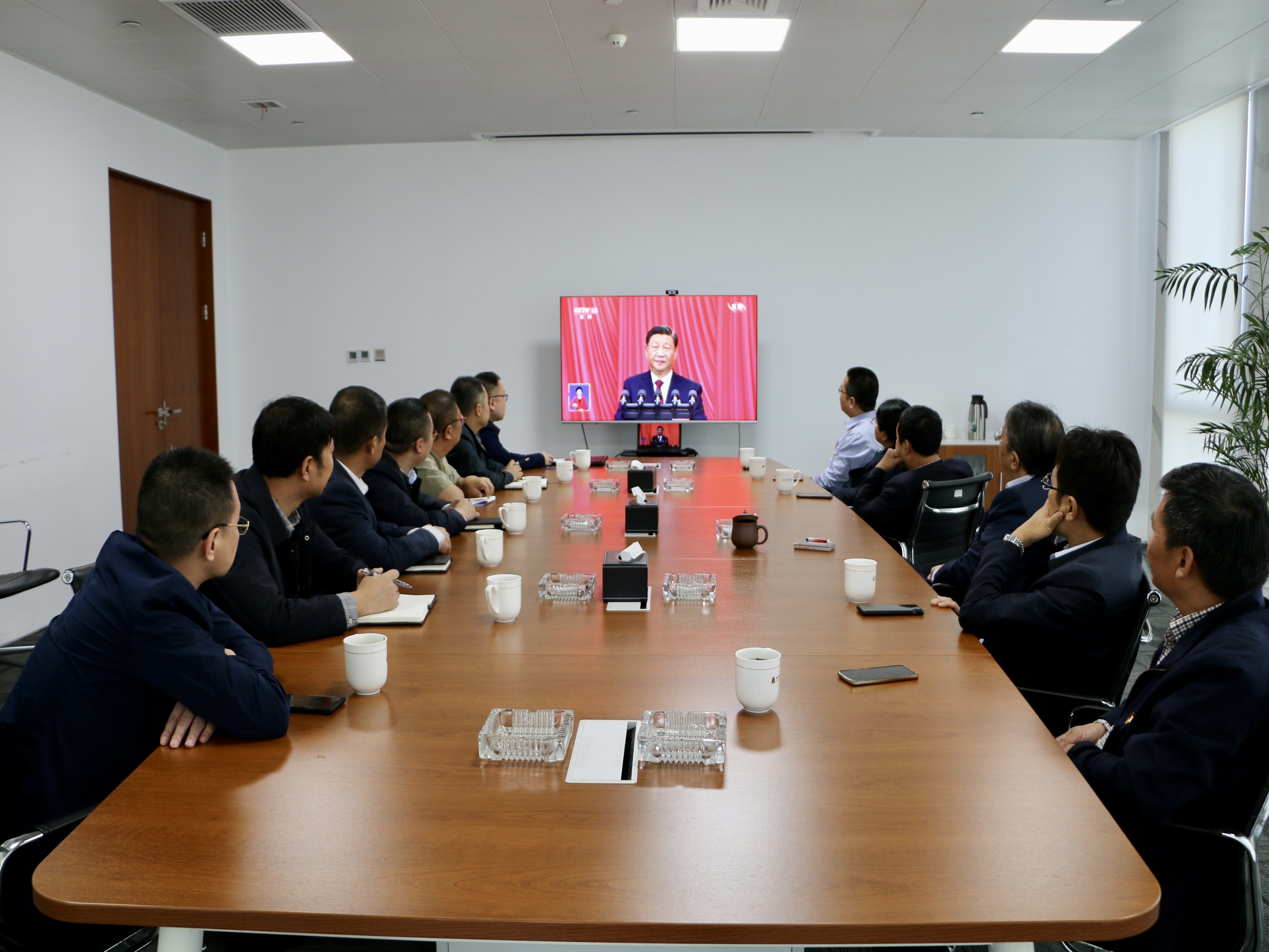 圖1-2、第一分公司收看二十大開幕會.jpg