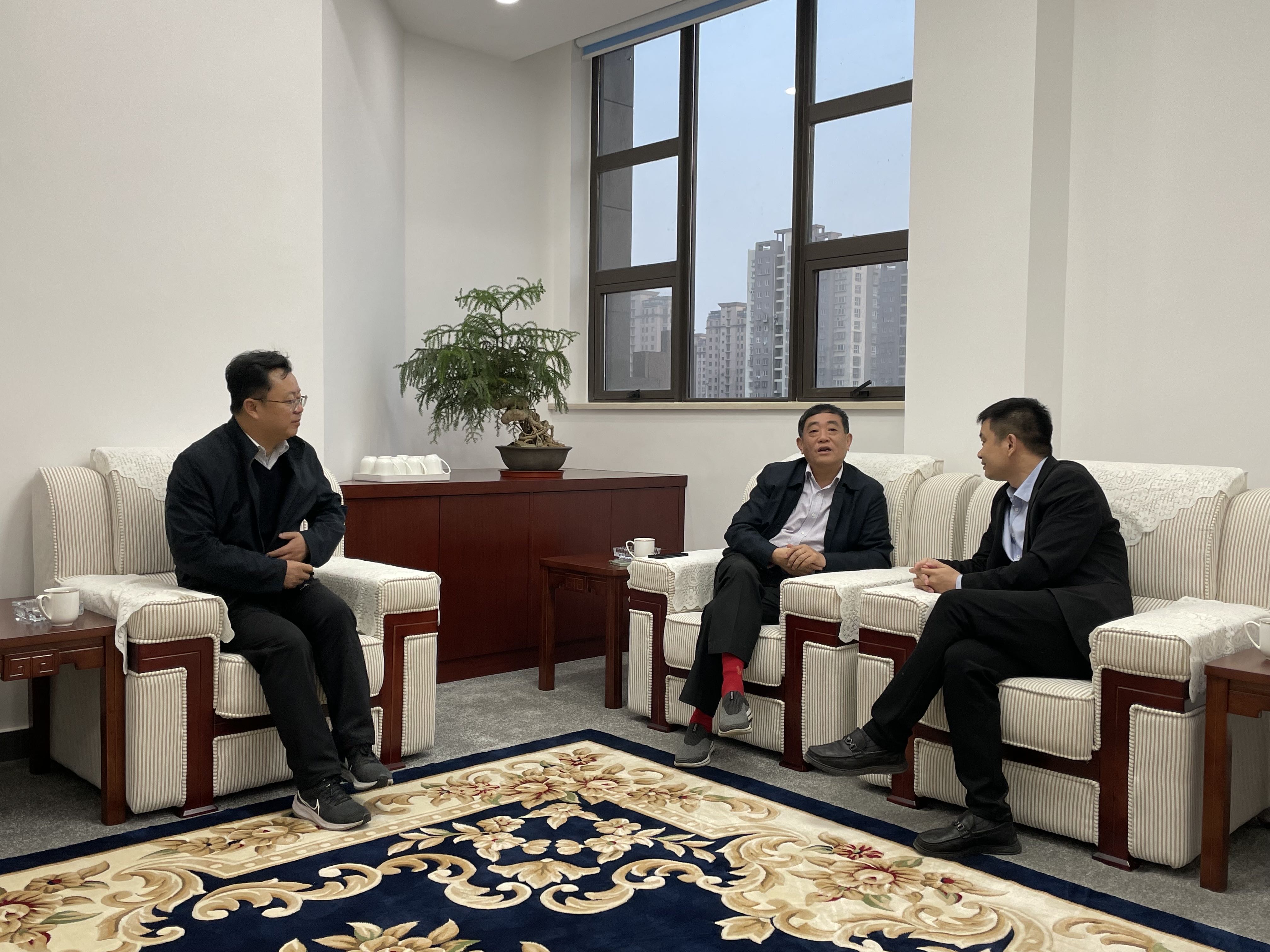 圖1-1、范世宏董事長(zhǎng)會(huì)見了來(lái)訪的中交三公局江蘇區(qū)域負(fù)責(zé)人王長(zhǎng)魯和華寶證券揚(yáng)州區(qū)域負(fù)責(zé)人秦曉怡.jpg