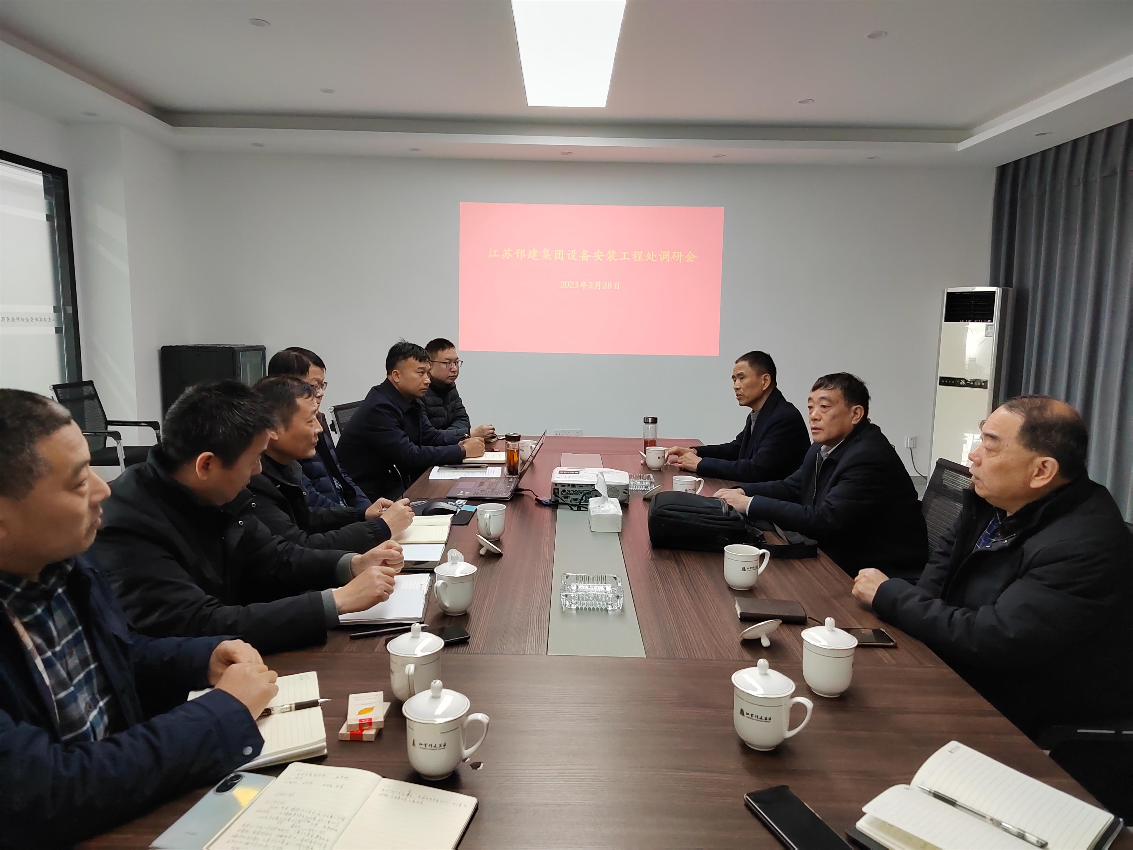 圖1-2、范世宏董事長(zhǎng)在設(shè)備安裝處調(diào)研.jpg