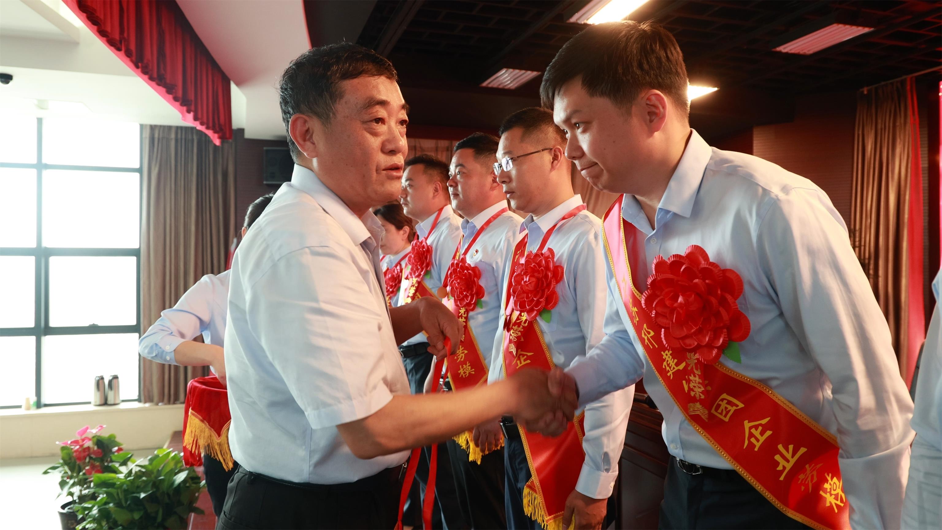 圖1-2、范世宏董事長給勞模頒發(fā)獎章.jpg